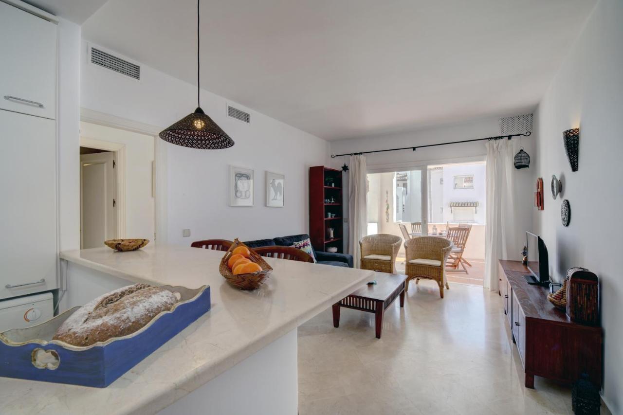 Exceptional Beachfront Complex With Pool In Costalita, Estepona Exteriör bild